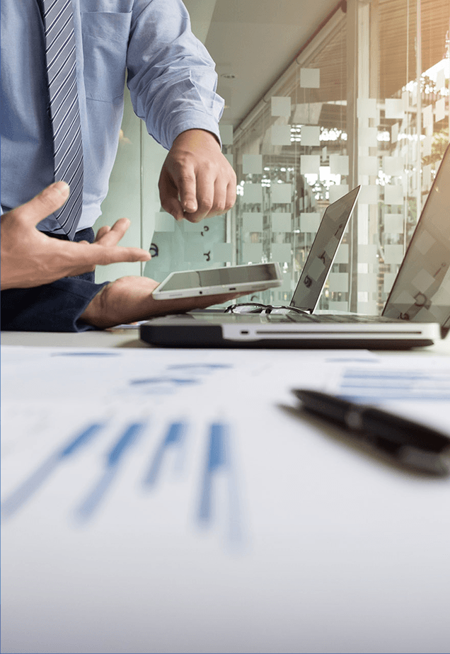 Profesional trabajando con documentos fiscales